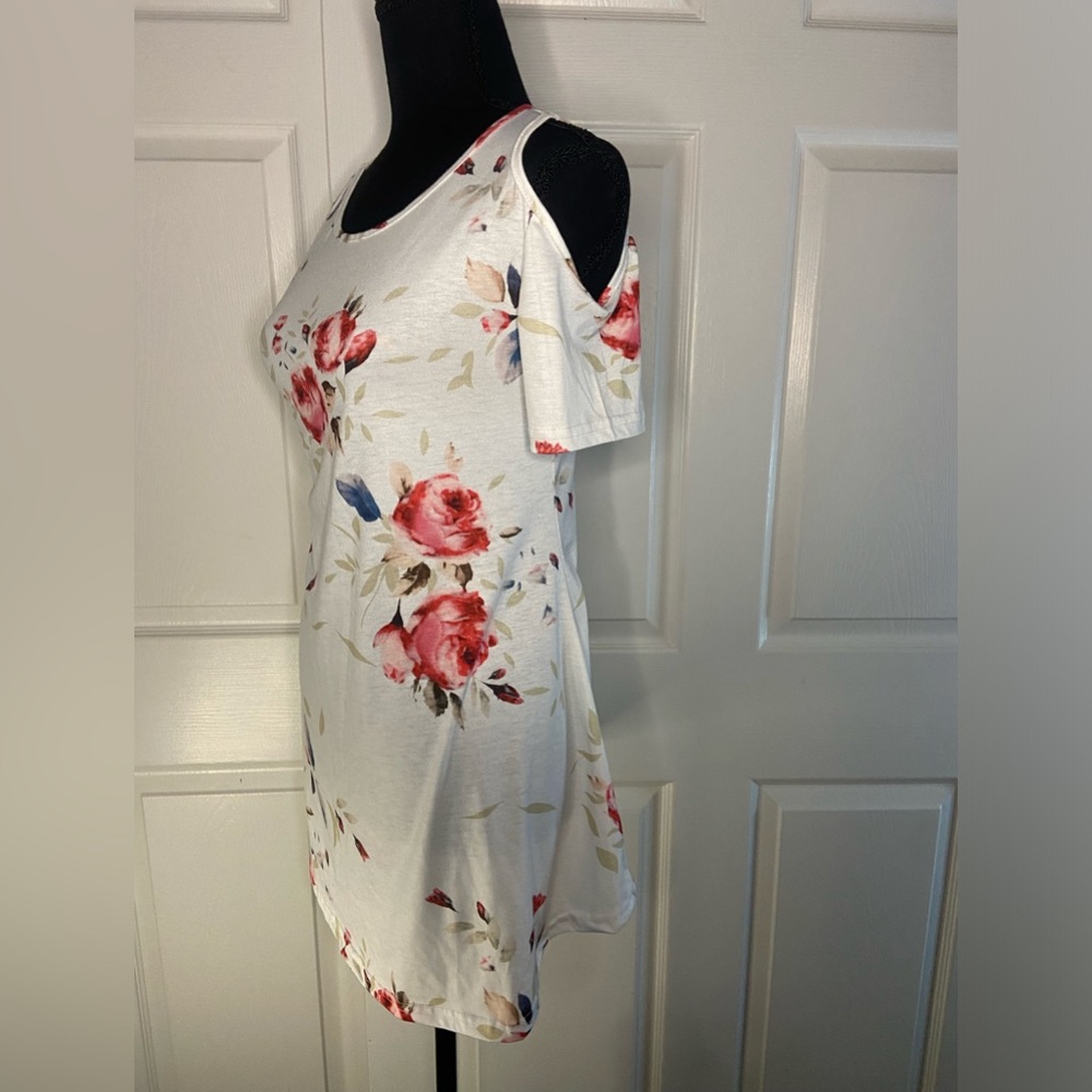 Pretty floral dress with pee a boo shoulder nwt size small